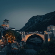 Il ponte di Mostar illuminato